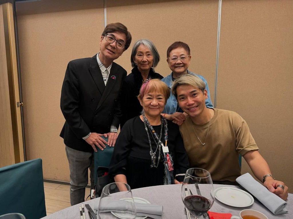 吳正元(後排中)以神秘嘉賓身份出席資深傳媒人汪曼玲的飯局。