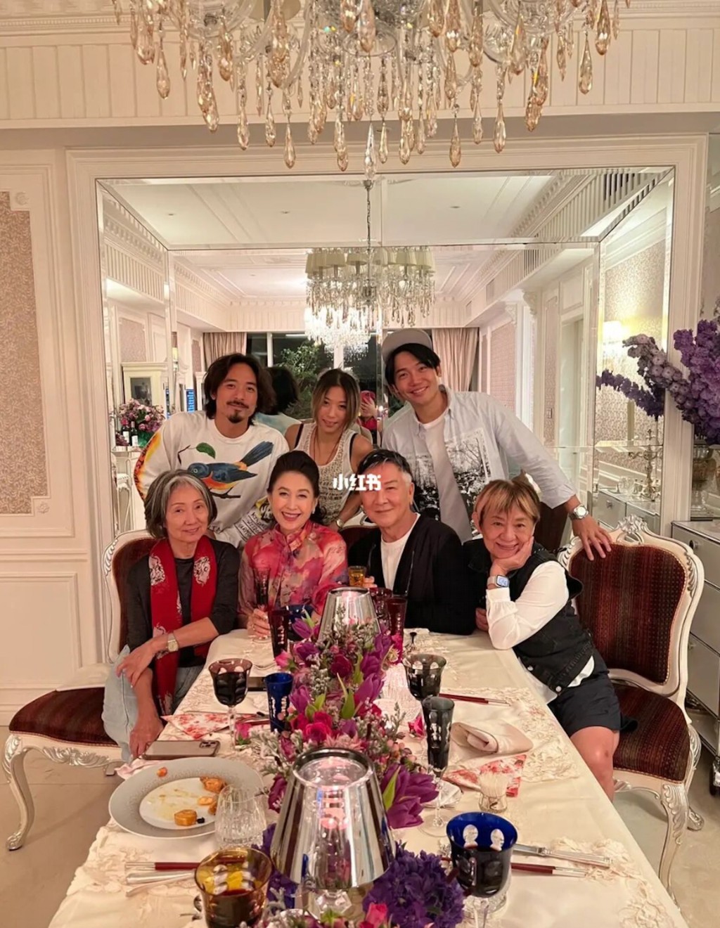 吳正元(前排左一)與林德信(後排左一)及一眾好友到訪王玉環家中。