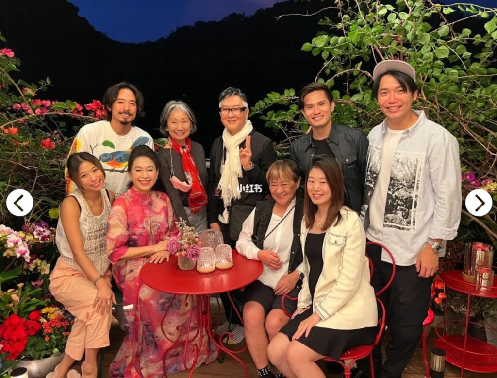 吳正元(後排左二)與林德信(後排左一)及好友到王玉環家中作客。