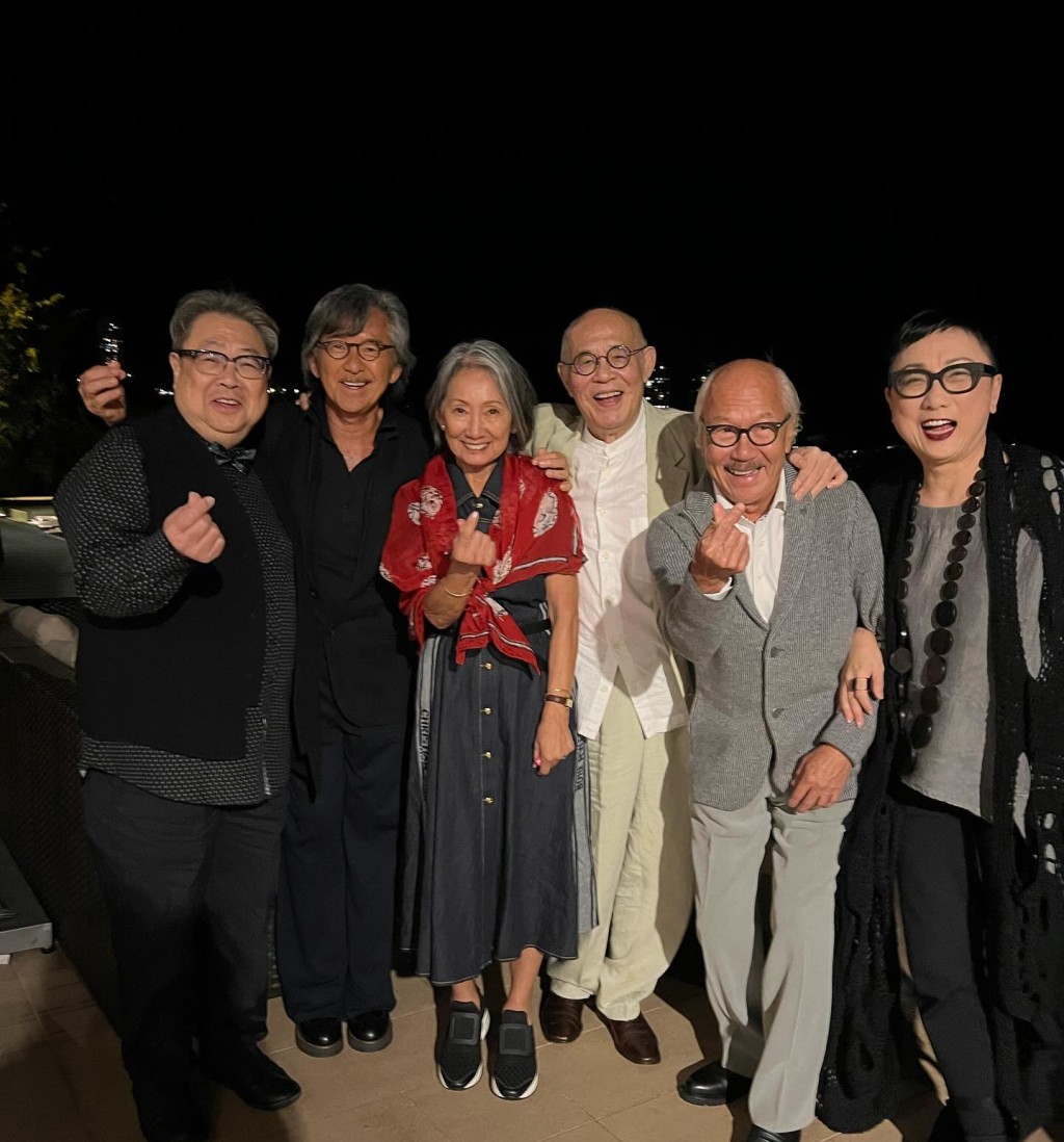 林子祥(左二)輕摟前妻吳正元(左三)合照,顯示兩人關係良好。