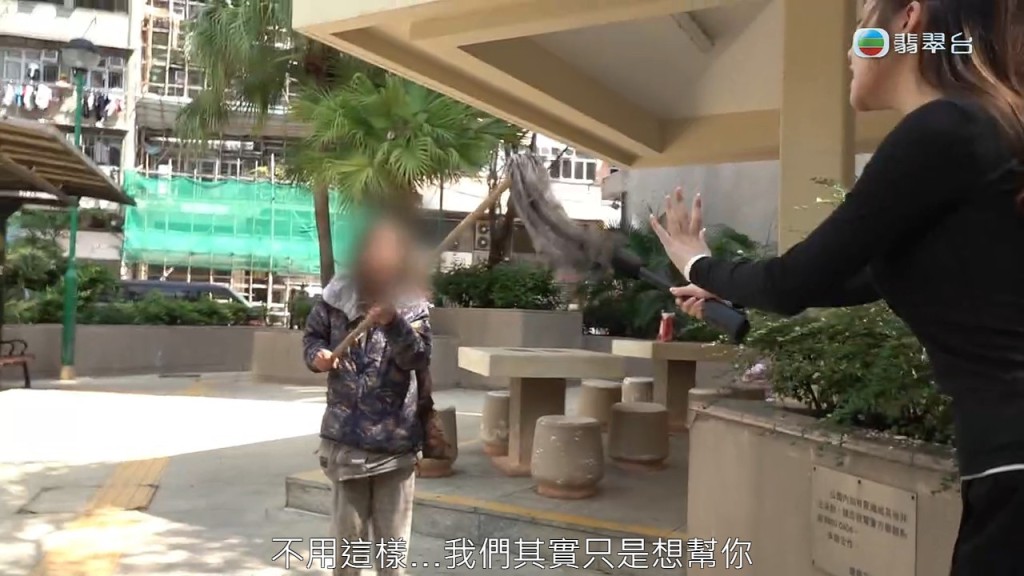 受訪婆婆突然大聲呼喝：「搵第個啦，唔該你。唔好騷擾我呀。」