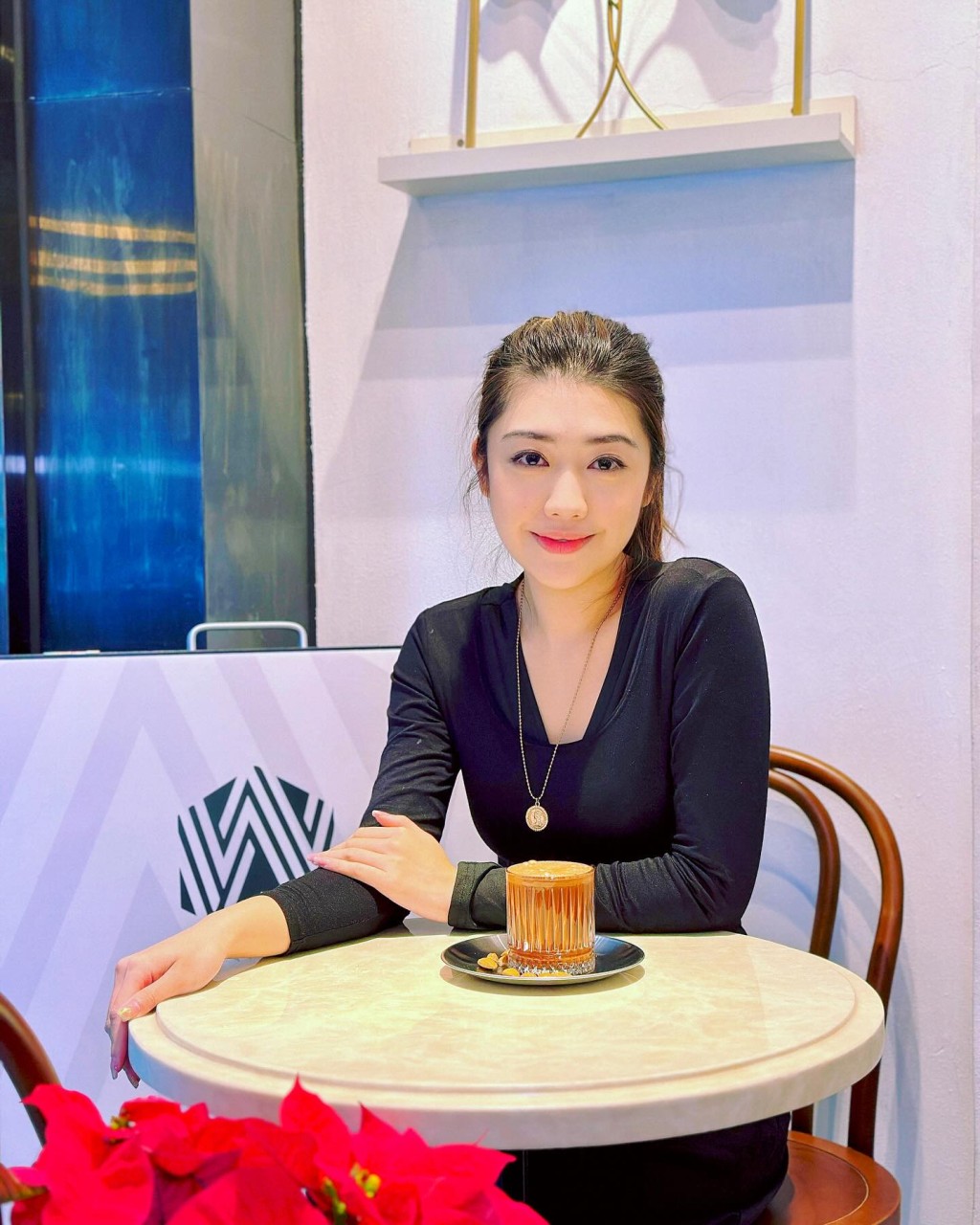去年，她實現夢想，開設了自己的咖啡店，成為老闆娘。