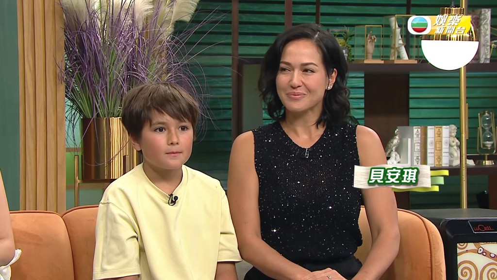 貝安琪與兒子貝小龍均擁有混血兒外貌。