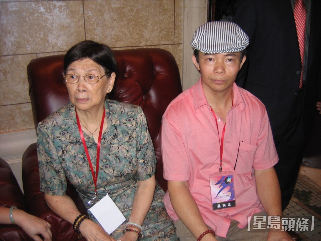 潘小文透露，梅媽曾因梅啟明以暴力方式搜屋取財物，受驚入院三個月。