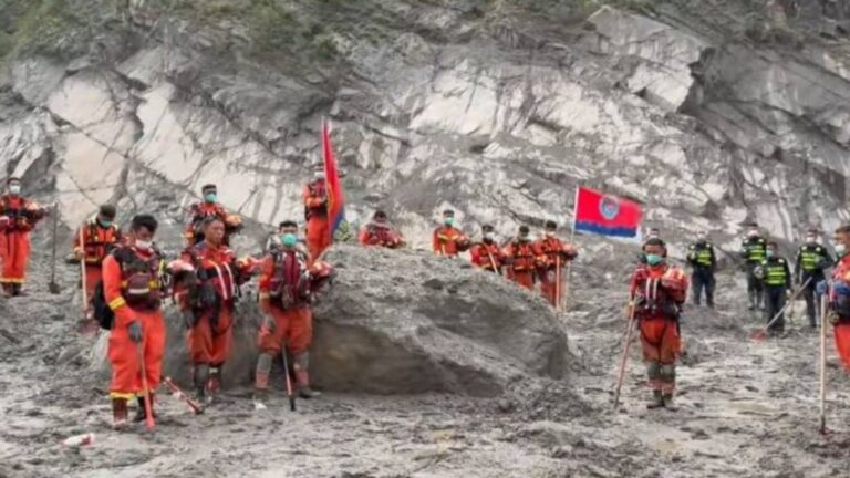 西藏泥石流災害頭七 吉隆口岸舉行哀悼活動