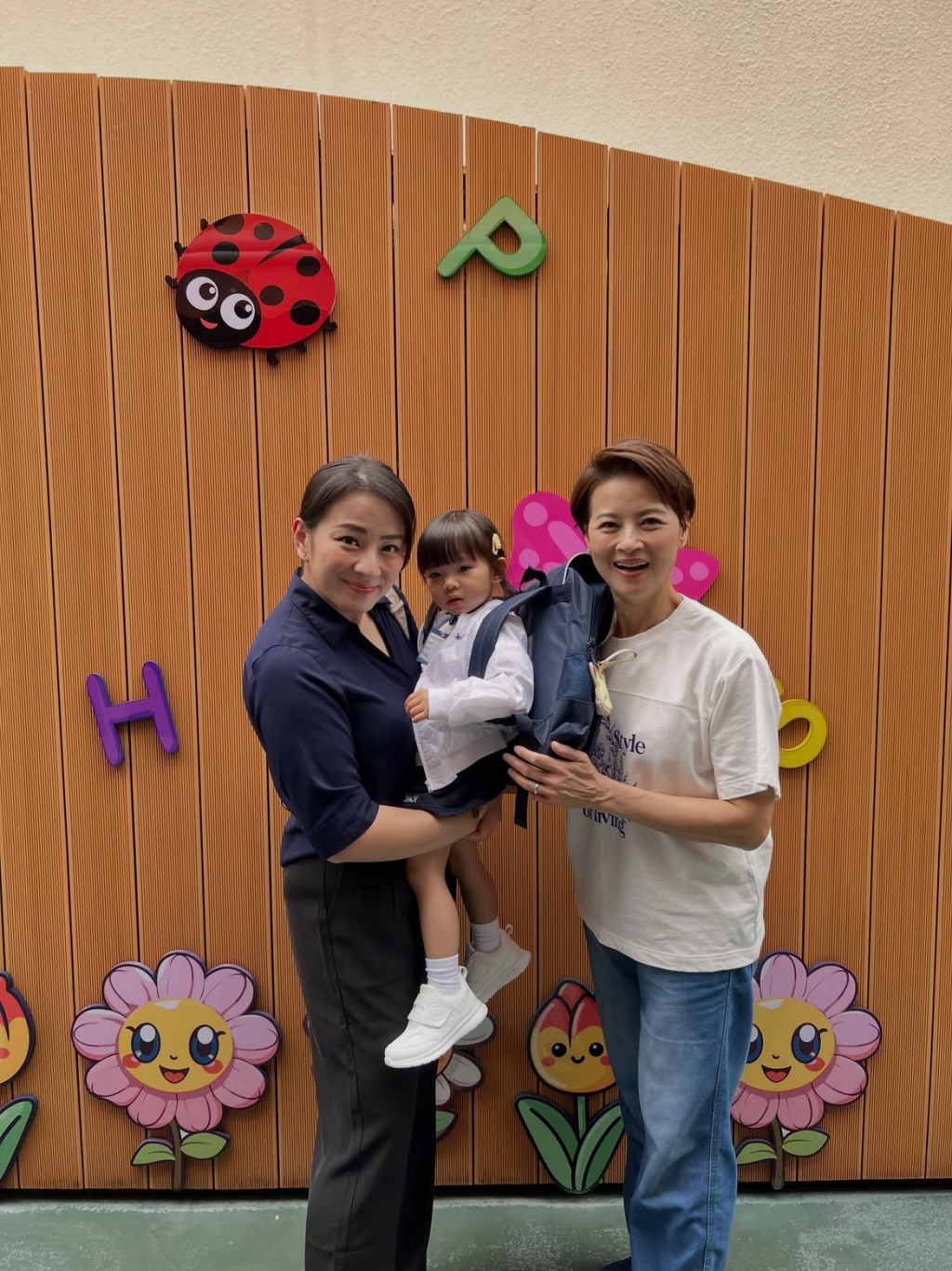 黎燕珊與女兒、外孫女三代同堂，溫馨合照。