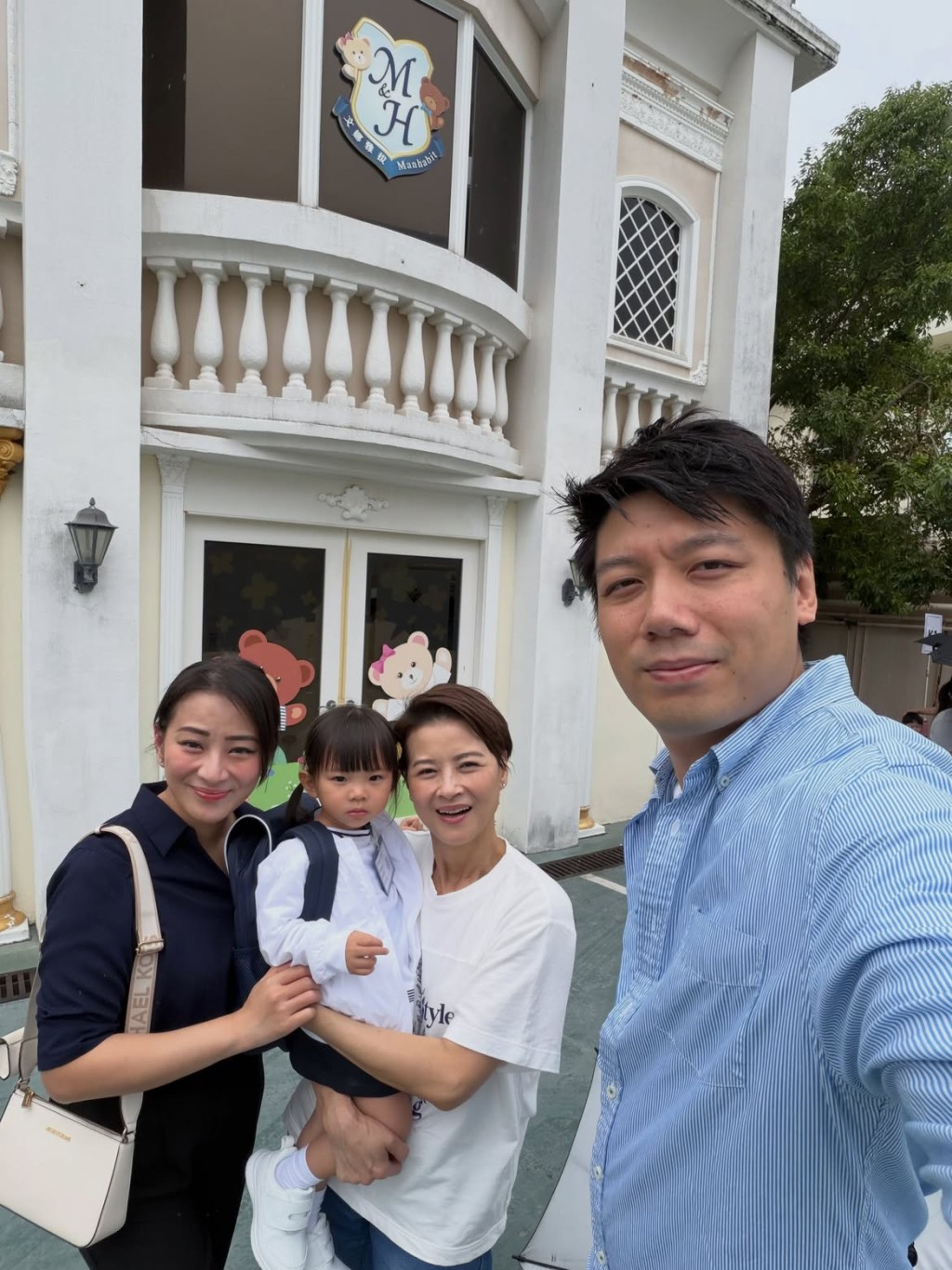 黎燕珊今早與女兒及女婿一同送外孫女上學。