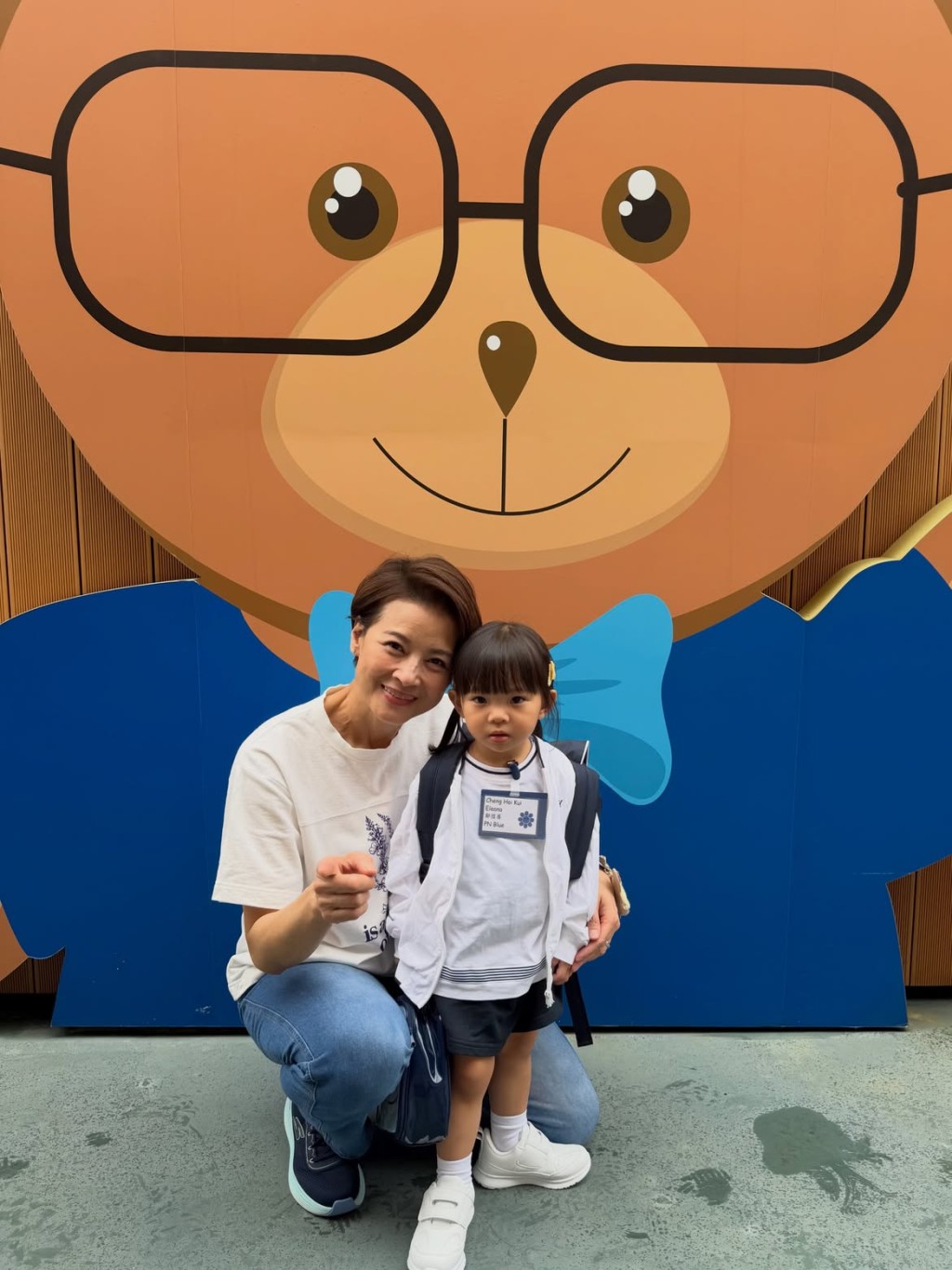 黎燕珊用鏡頭記錄外孫女首日返學的重要過程。