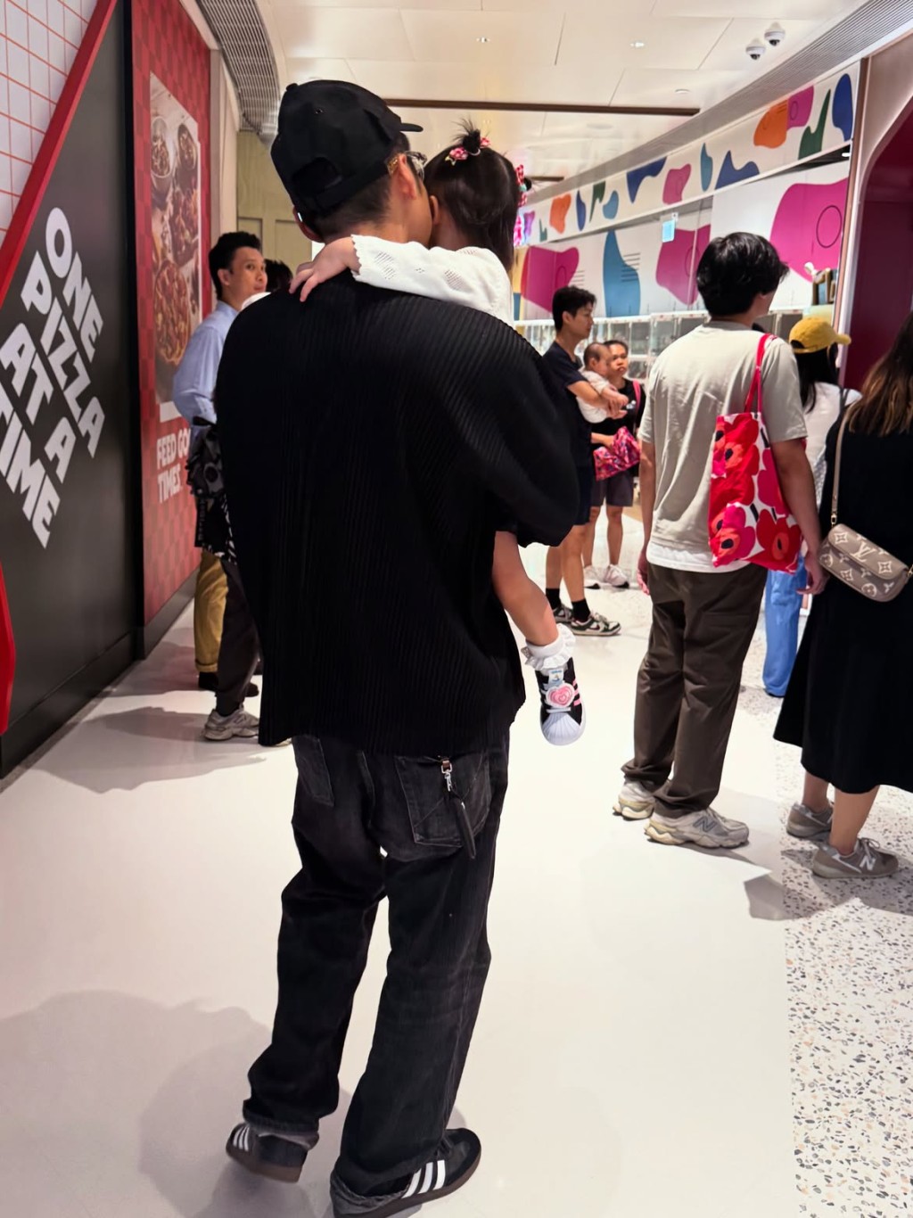 陳家樂抱著女兒到學校。