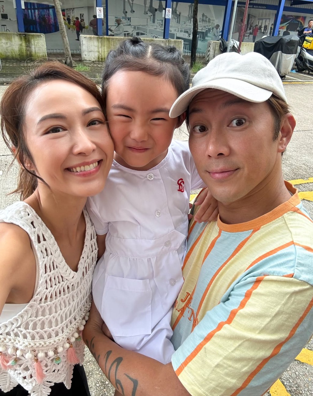 湯怡與丈夫麥秋成一起送女兒「麥QQ」返學。