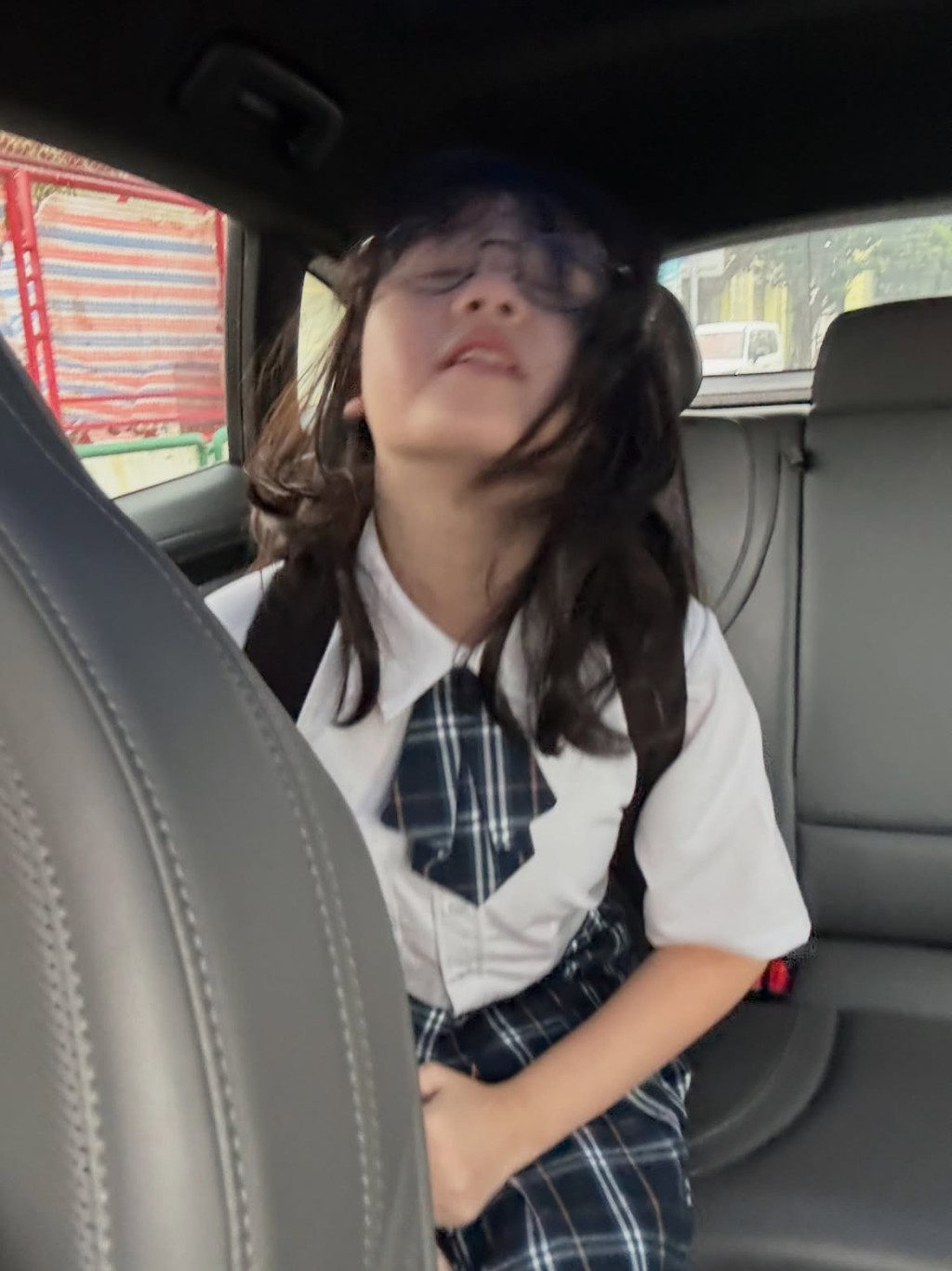 前Cookies成員何綺玲的11歲女兒開學日睡眼惺忪。