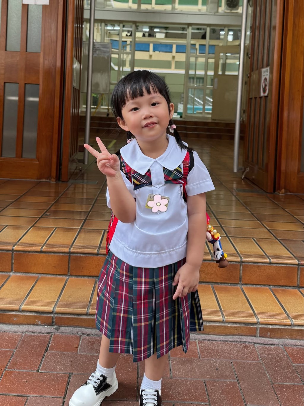 魔術師甄澤權的女兒Kacy入讀幼稚園。