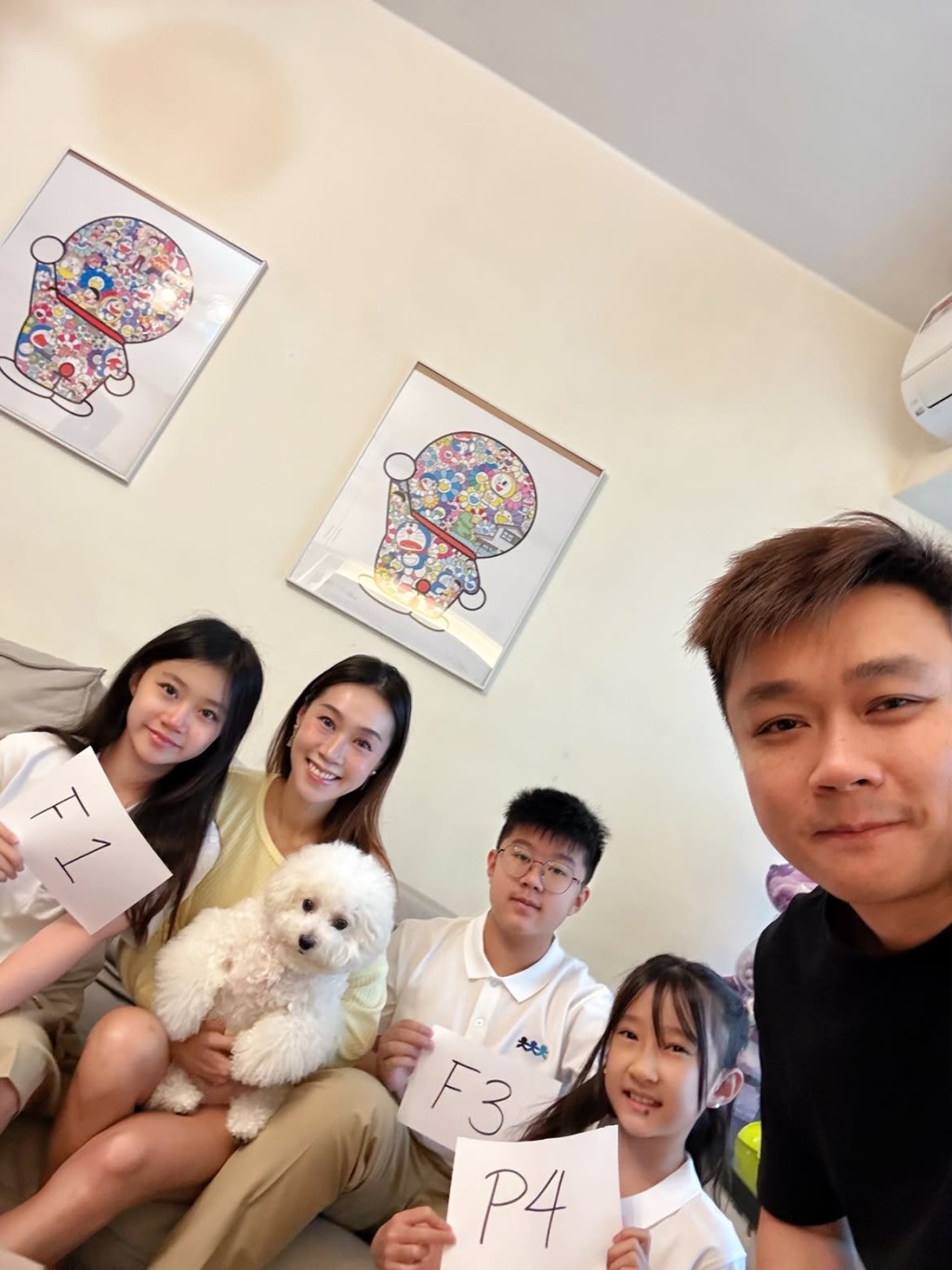 黃心穎家姐黃心妙分享了三個子女的開學照片。