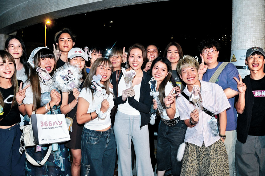 袁絲珩完成賽事回家，獲多位好友夾道祝賀。