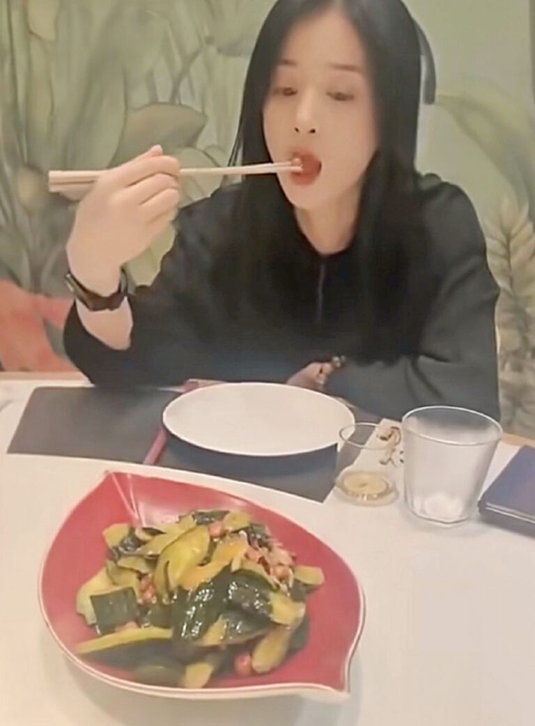 蔣欣剛吃到第三口就被經紀人及時叫停。網上圖片