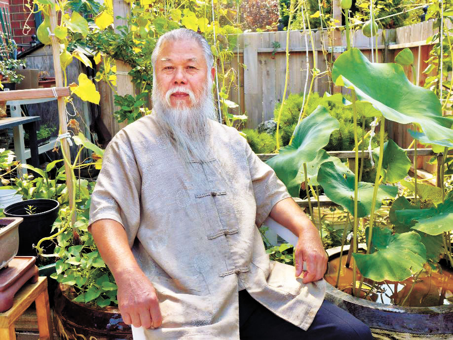 陳海韶老師平日喜愛蒔花種植蔬果，圖為早年在院子裡享受美好的午後時光。本報檔案照\梁敏育攝