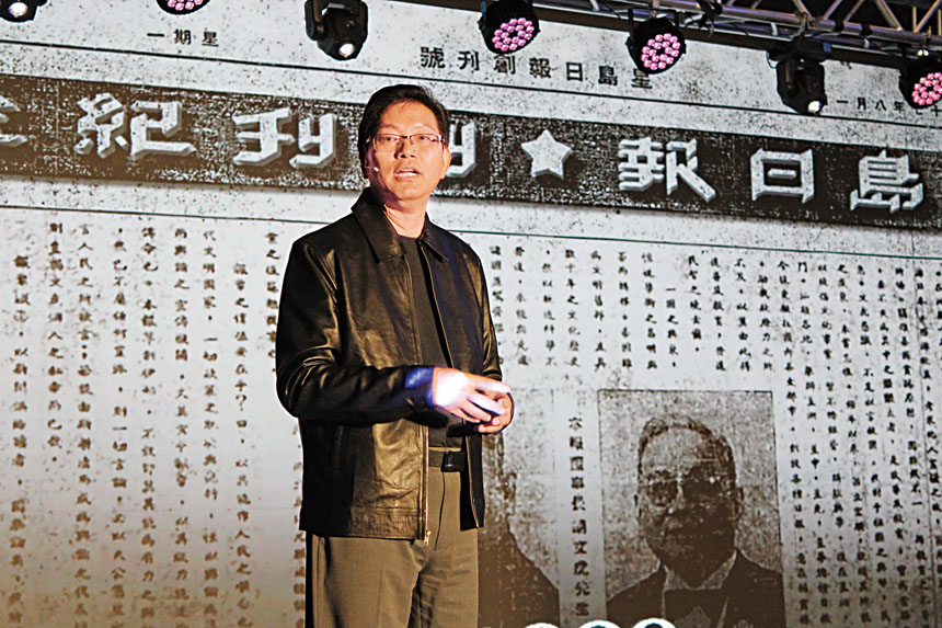 星島日報美西版社長兼總編輯梁建鋒在星島走過36個年頭。記者蘇婕雅攝