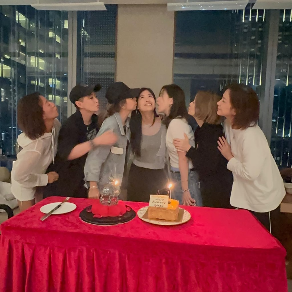 「七魔女」以親吻方式祝賀壽星女周家蔚。