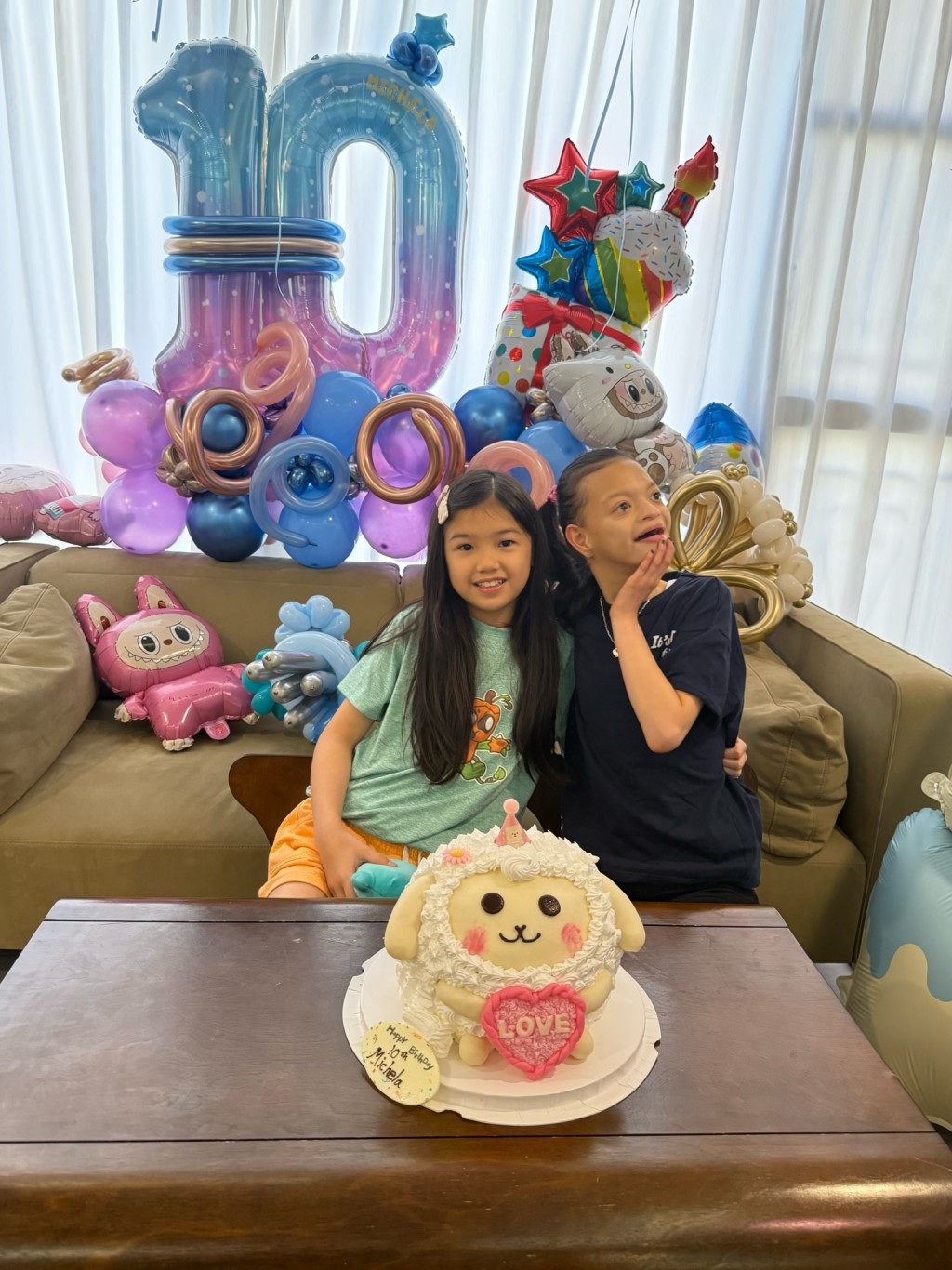 細女Michela攬着家姐Isabella合照。