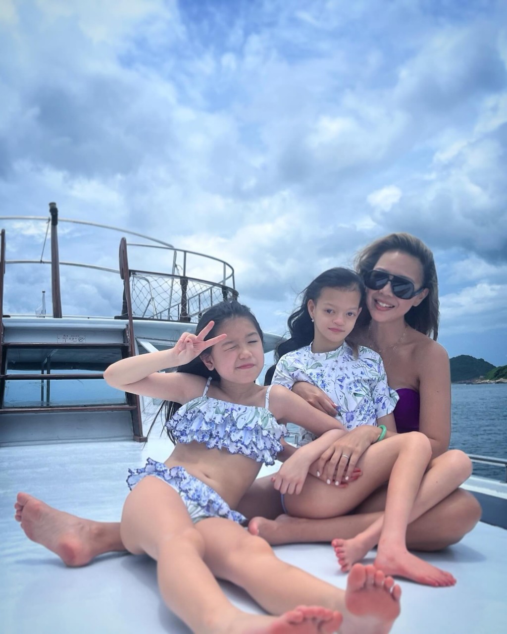 鍾麗淇與兩位女兒一起享受日光浴。