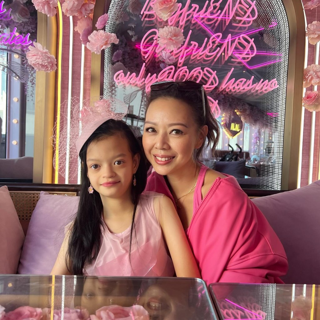 鍾麗淇努力照顧女兒。