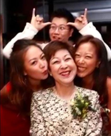 鍾麗淇的媽媽黎少蓮生前曾患乳癌,其後確診漸凍人症,但仍撐過10年。