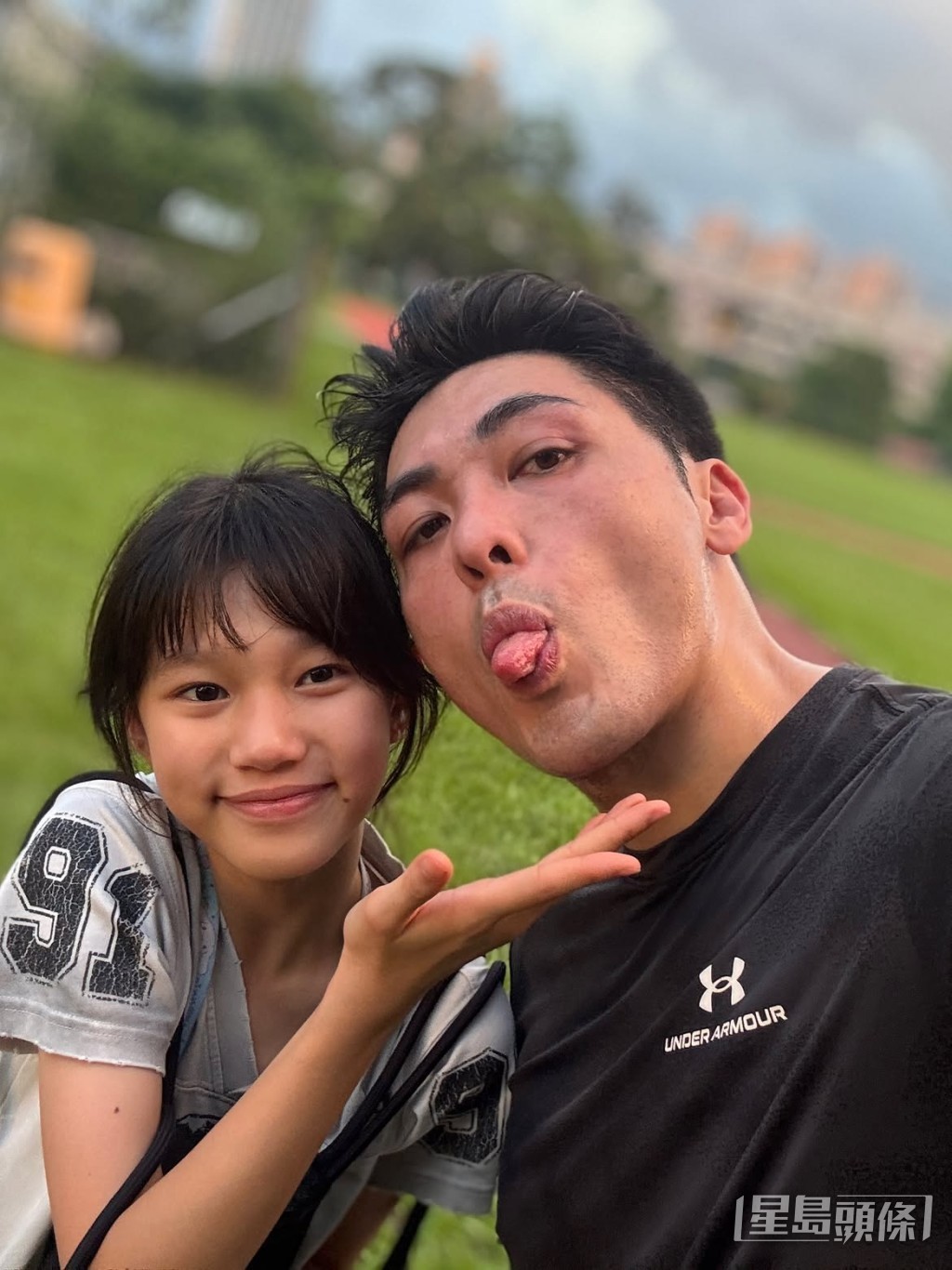 羅孝勇與繼女關係親密。