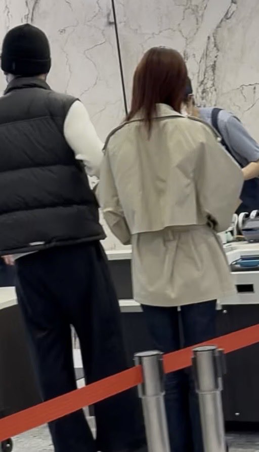 倉科加奈與ØMI被拍到在高級超市購物，兩人互動親暱。