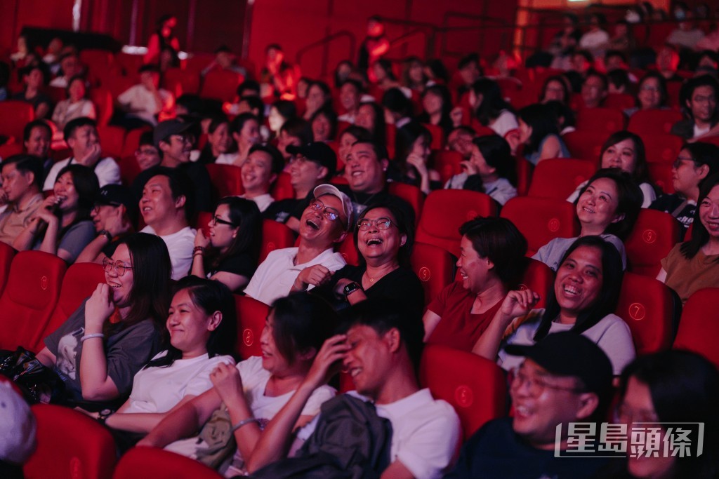 台下的觀眾被逗得開懷大笑。