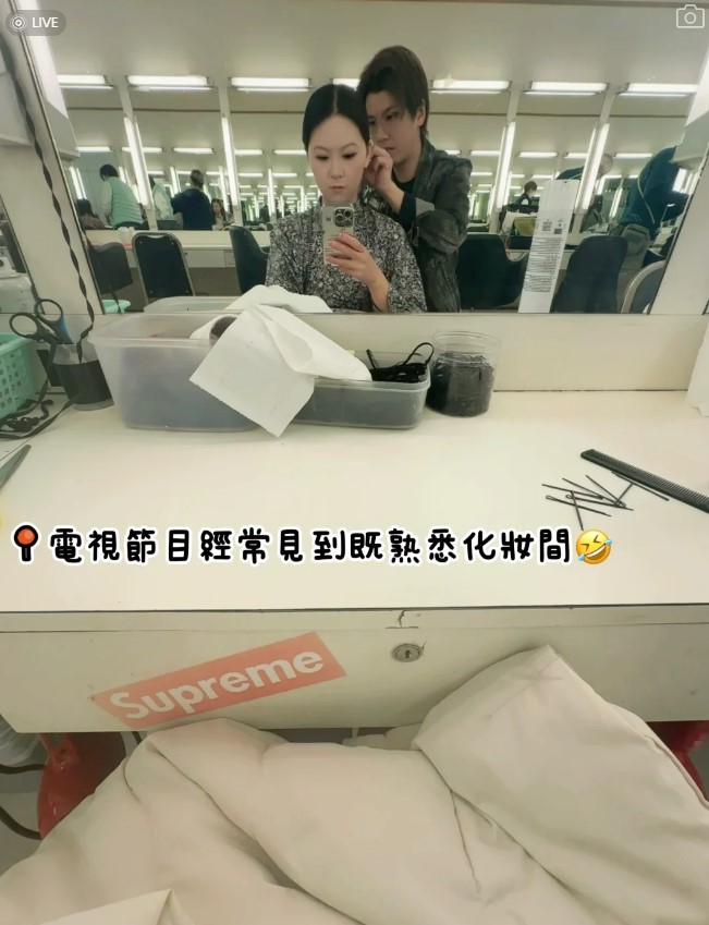 圖中便是該名少女,即使是臨時演員,也有工作人員協助整理髮型。