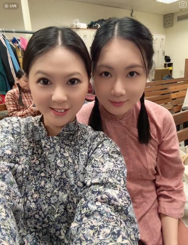 內地少女(左)樣貌標緻。