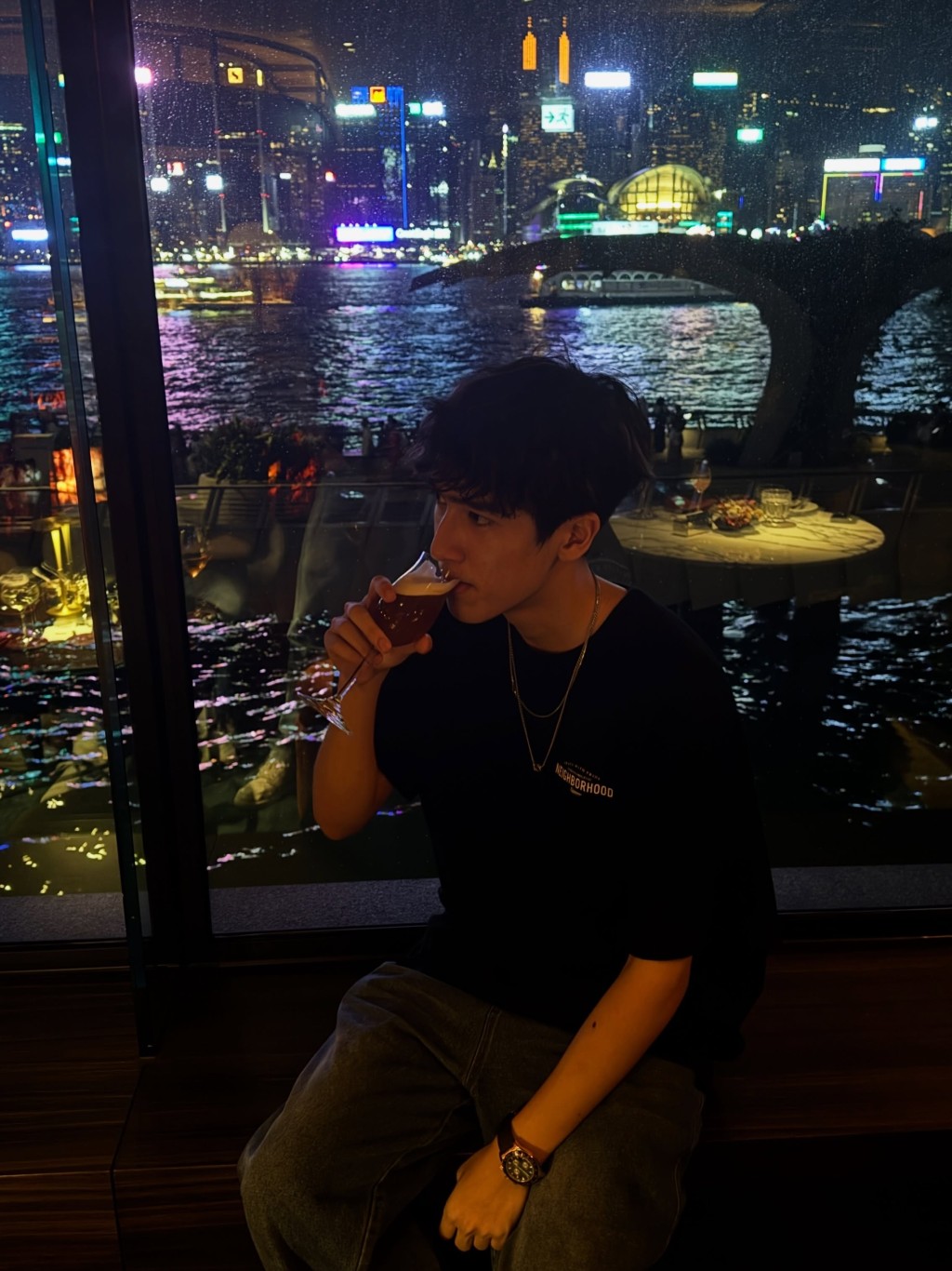 李立仁早前返港放假,在維港夜景下悠閒品嚐飲品。