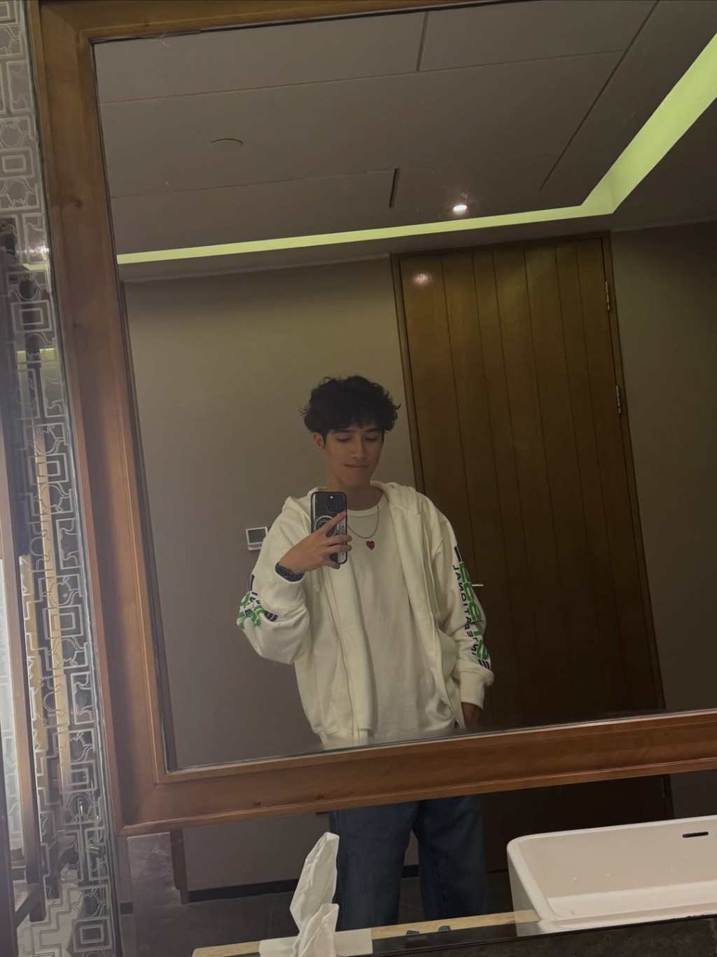 有網民笑說李立仁夜生活精彩,應該帶爸爸李克勤一起玩樂。