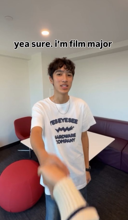 姚焯菲被拍到與李立仁同行,男方臉上帶著笑容。