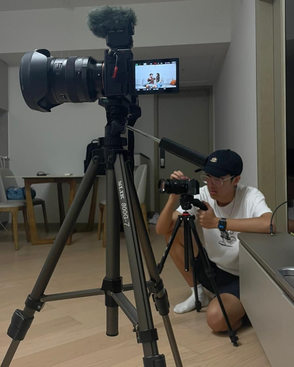 李立仁專注於拍攝工作。