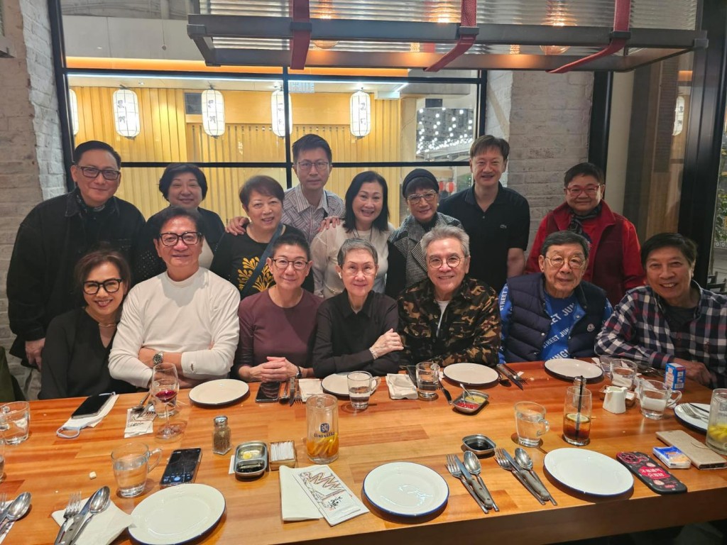 李浩林(後右二)的狀態引起一些網民討論。
