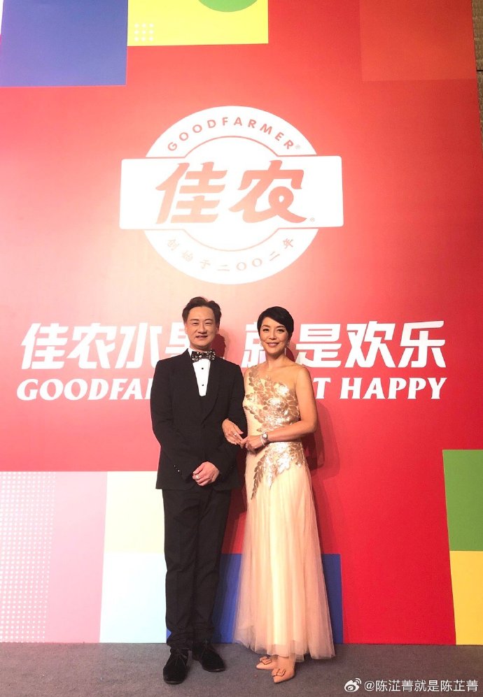 近年李浩林常與舊同事陳芷菁(右)在內地搭檔擔任司儀。