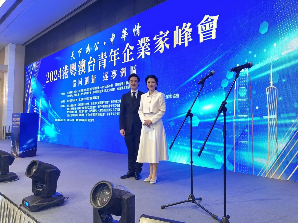 近年李浩林常與舊同事陳芷菁(右)在內地搭檔擔任司儀。