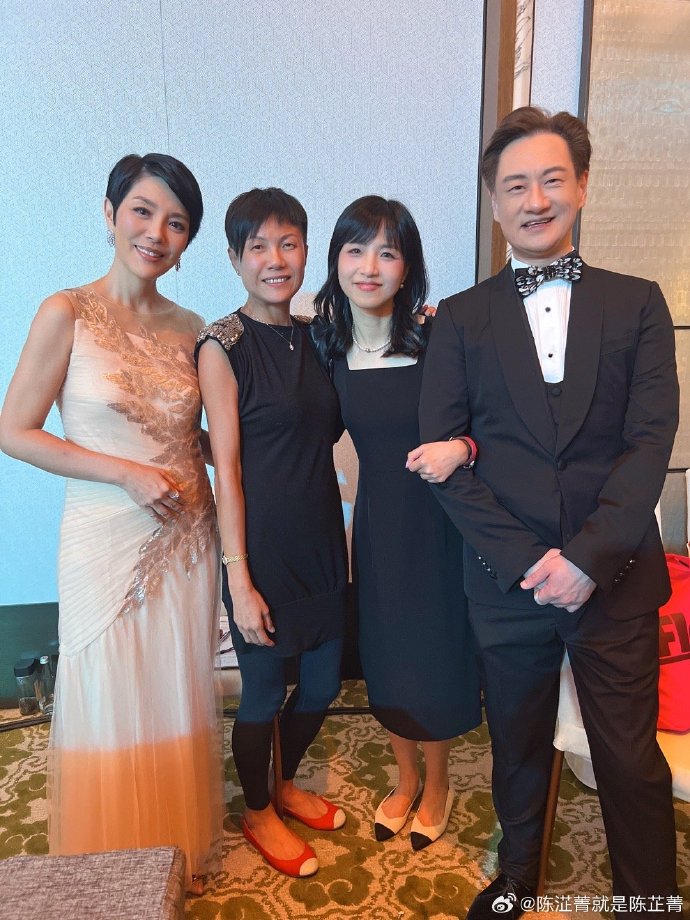 近年李浩林常與舊同事陳芷菁(左)在內地搭檔擔任司儀。