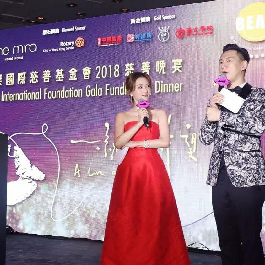 李浩林(右)也接下不少活動司儀工作。