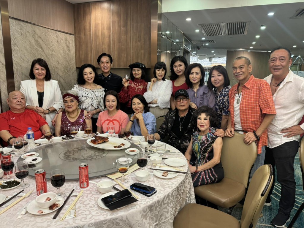 陳觀泰(後右二)特別回港與一眾好友敘舊。