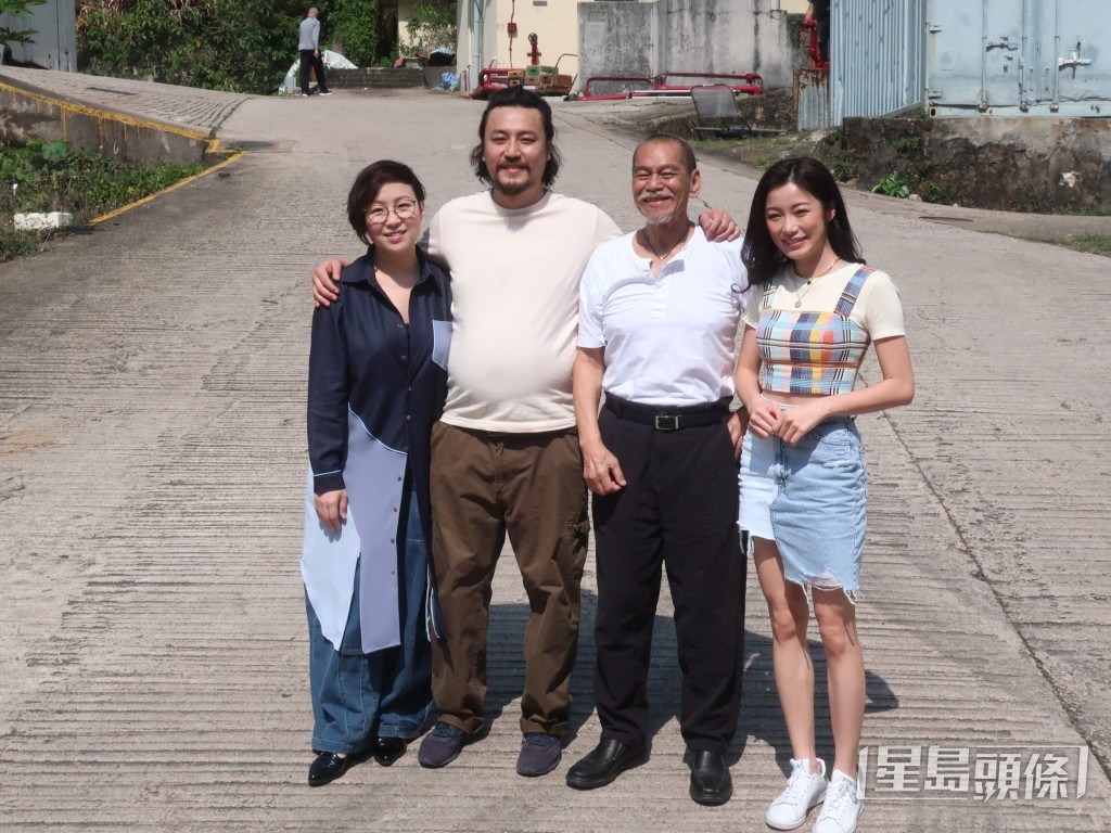 陳觀泰(右二)對上一次在港公開露面,是2021年4月出席電影《神經大俠》的開鏡禮。