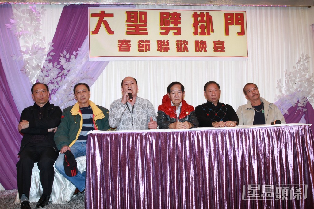 陳觀泰(右)於1954年拜大聖劈掛拳第二代掌門陳秀中為師。