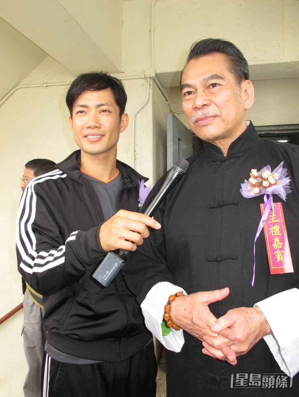 敖嘉年曾拜陳觀泰為師,此事令其原師傅冼灝英不滿,最終在一次宴會上發生衝突。