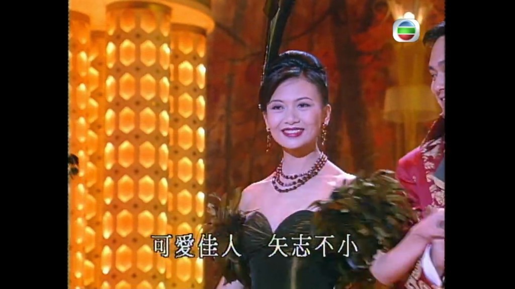 葛筱鸝臉上掛著甜美笑容。