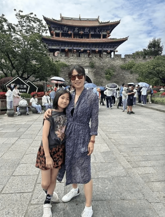 江軒慧年幼時的樣貌與現在相比，不如現在像媽媽。
