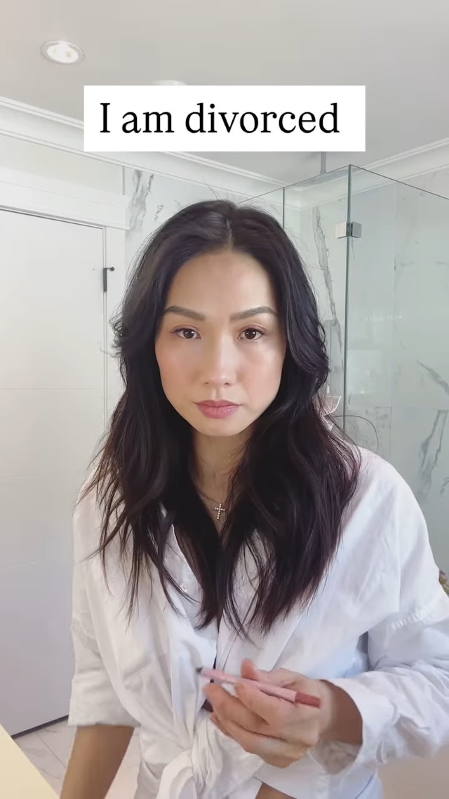 袁彩雲曾一臉嚴肅拍片表示「我離婚了」。