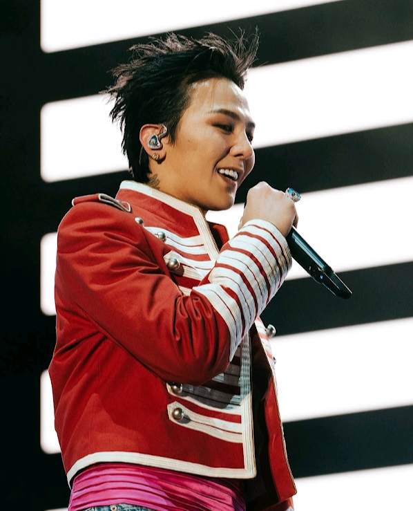 GD在表演尾聲預告BIGBANG的20周年演唱會將於8月開始。