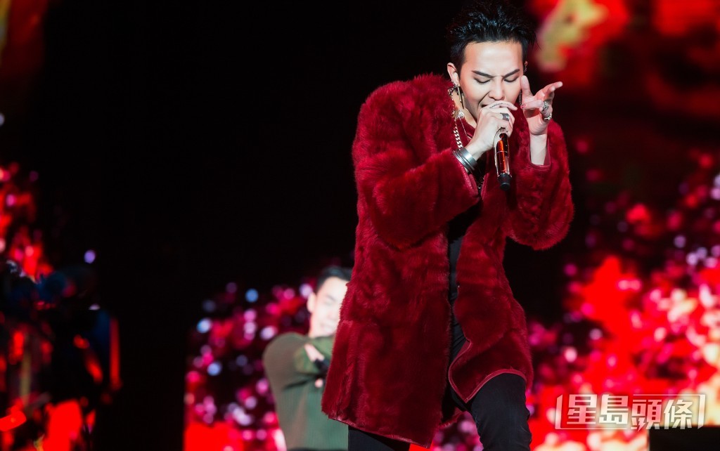隊長G-Dragon身穿紅色大外套落力演出。