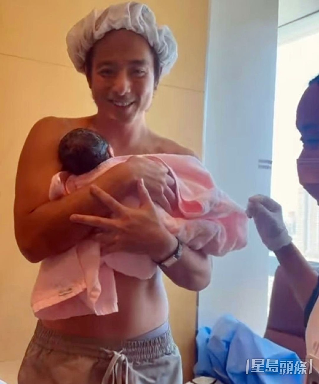 林德信享受照顧女兒的時光。